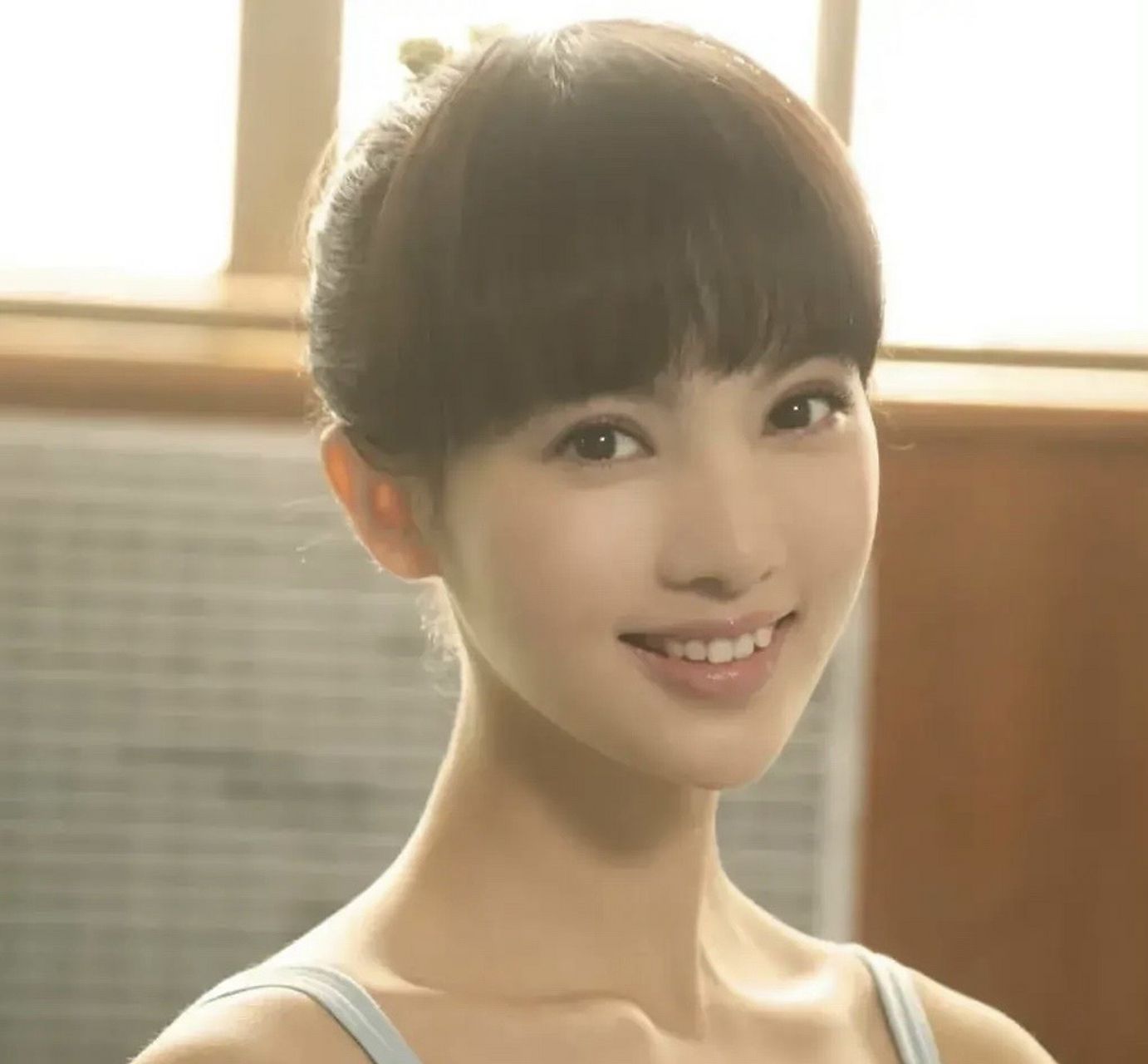 考古金晨早期跳舞的照片,宛如一朵清水芙蓉,和现在的模样完全不同.