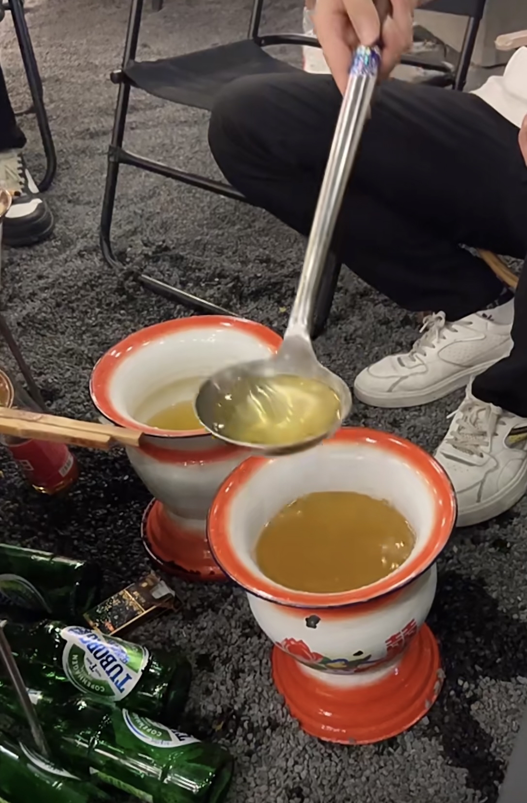 感觉怪怪的:在山东吃火锅,没想到邻桌有人是用痰盂装啤酒,总有一股怪