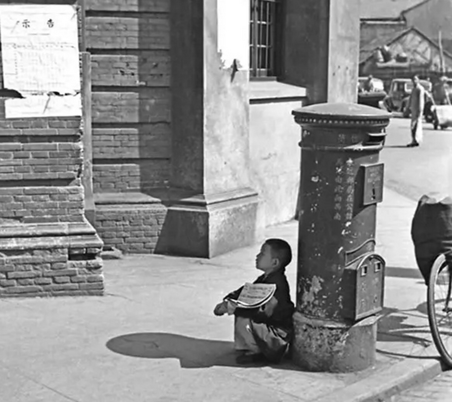 1938年,上海街头,卖报的儿童.#民国