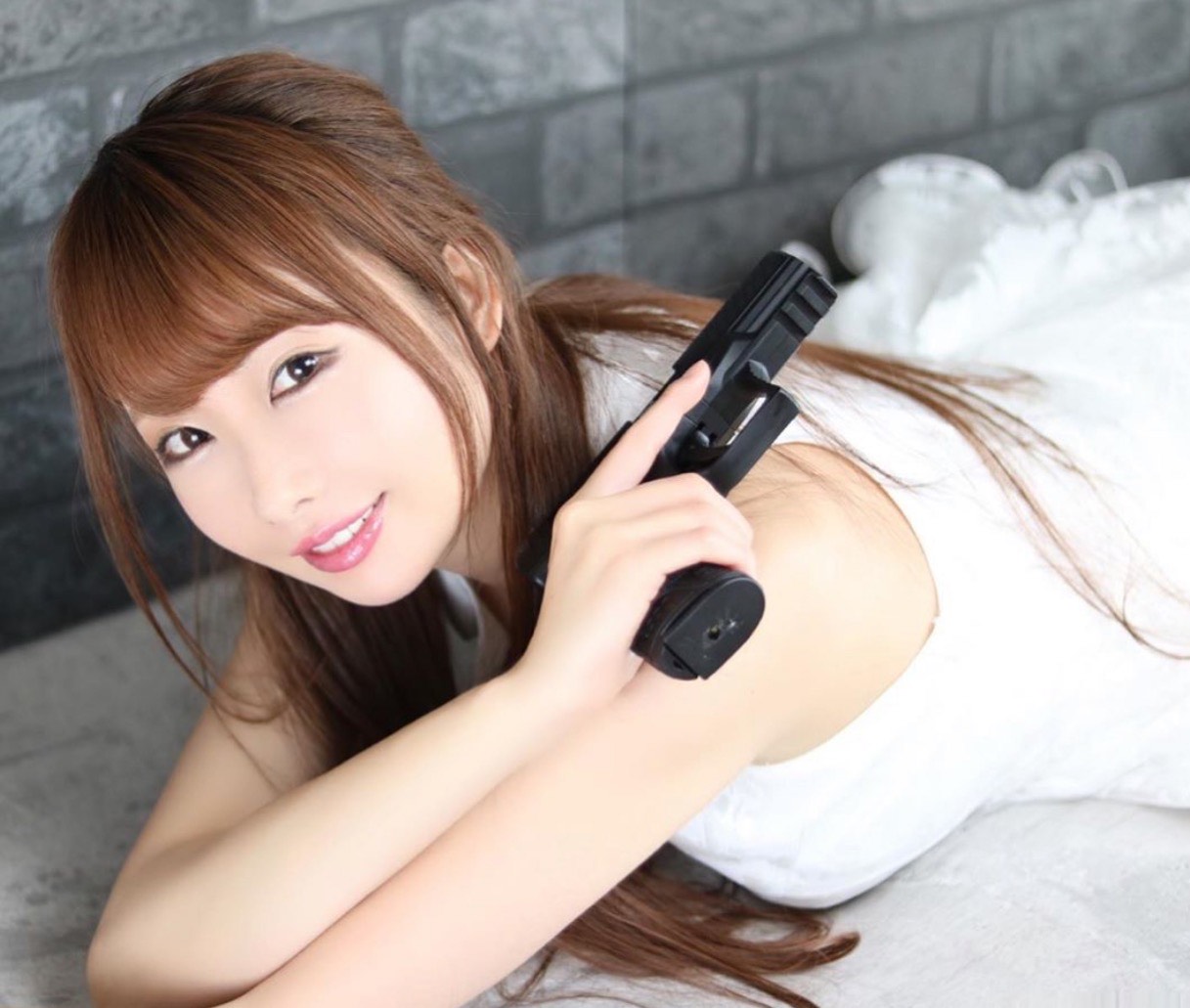 日本美女车模坂地久美上演美女与枪系列