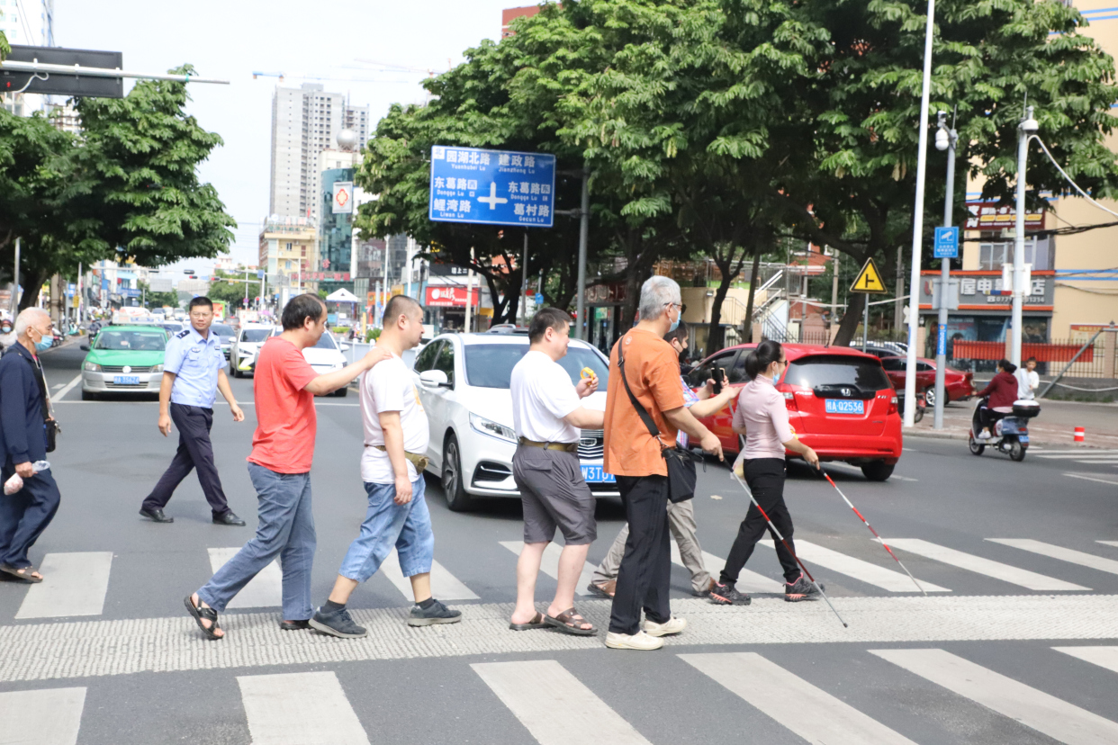 广西首条智能盲道!助力盲人无障碍出行