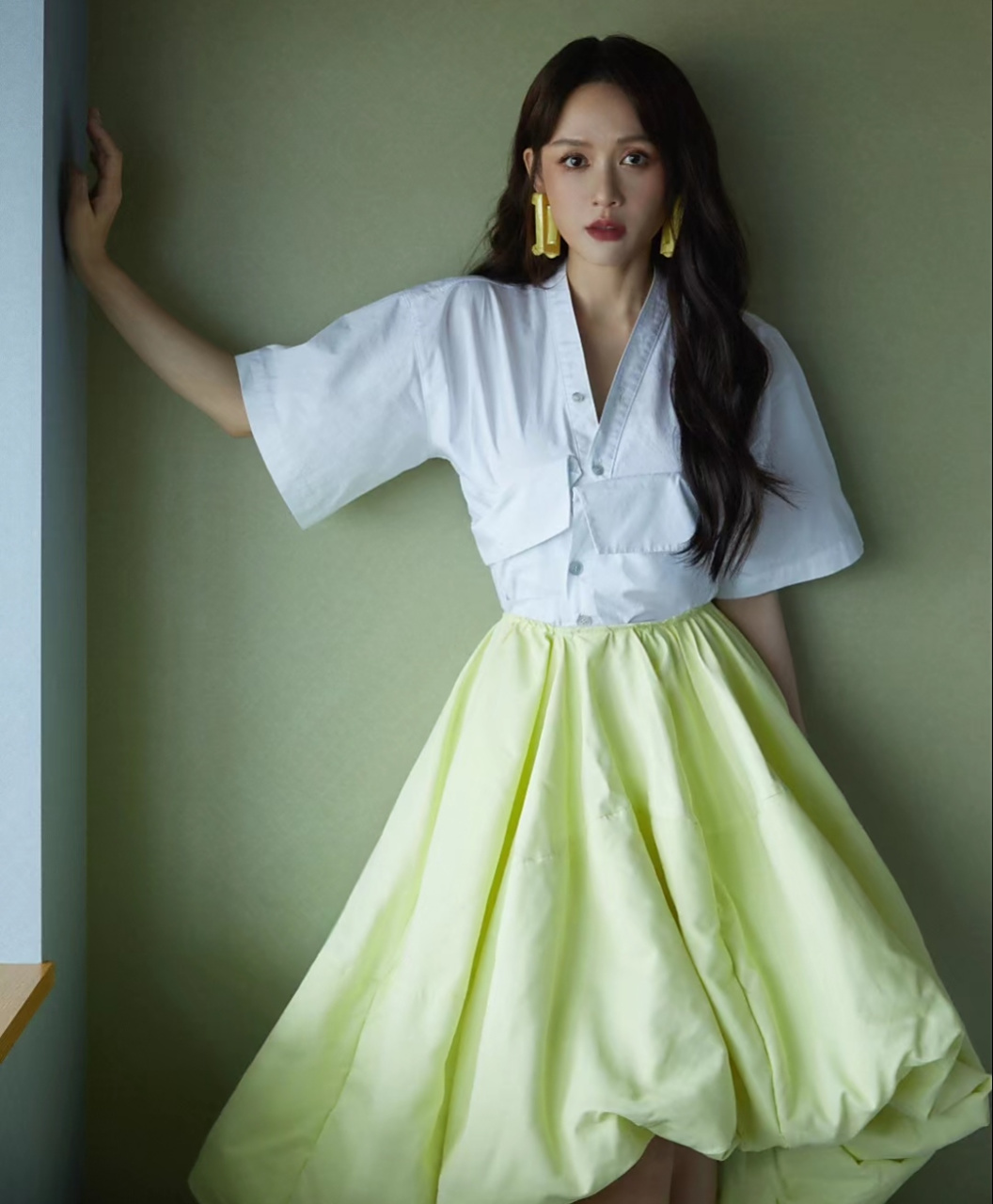 陈乔恩结完婚成杂志常客了,清新绿裙大片出炉,衬托得她肤色有点暗沉
