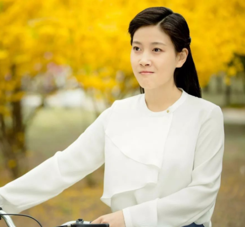 不温不火的啜妮这一次终于让人记住了她,也记住了她长什么样