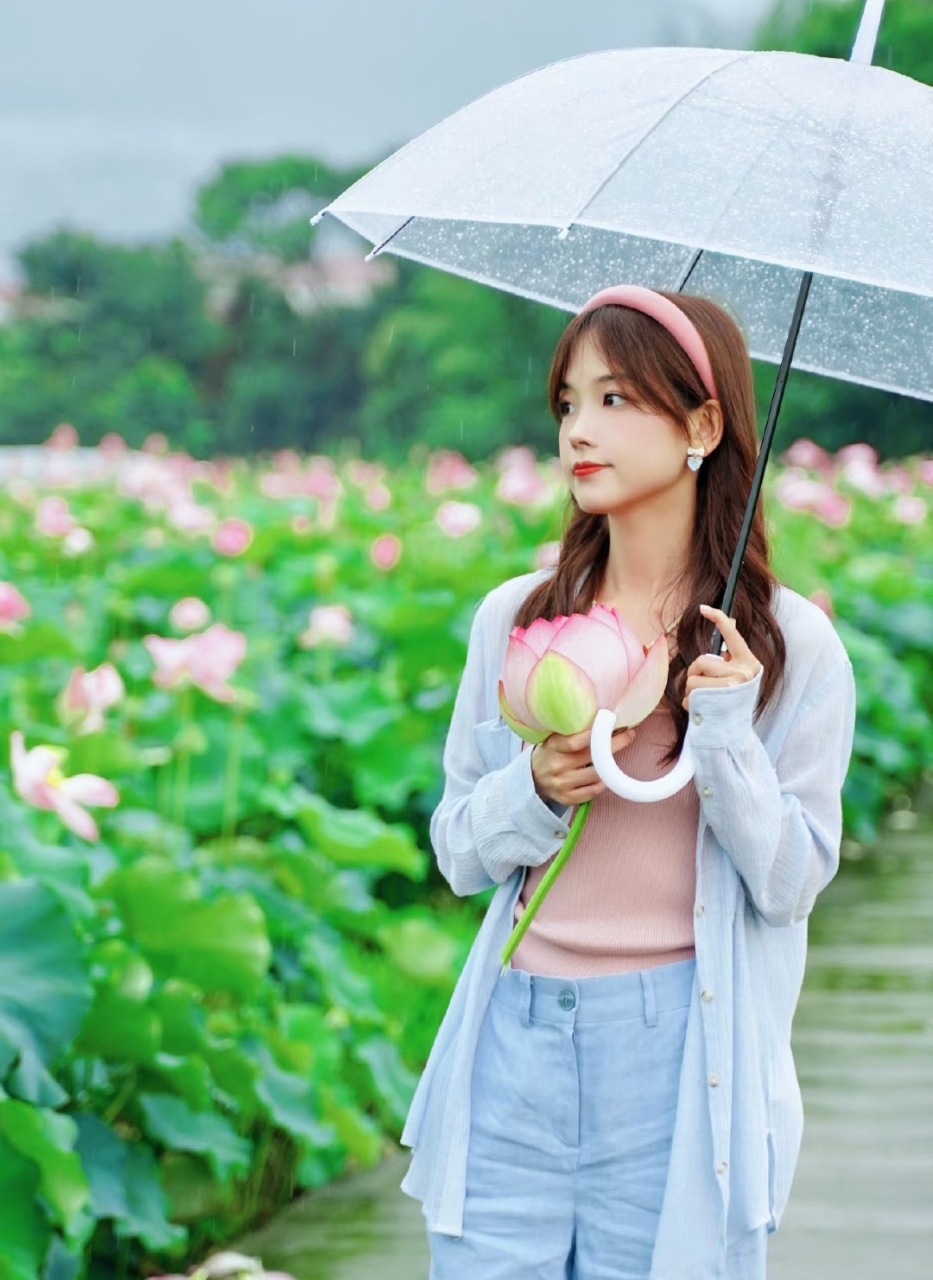 王冰冰到荷花池录节目,手捧莲花出镜画面太唯美,她是