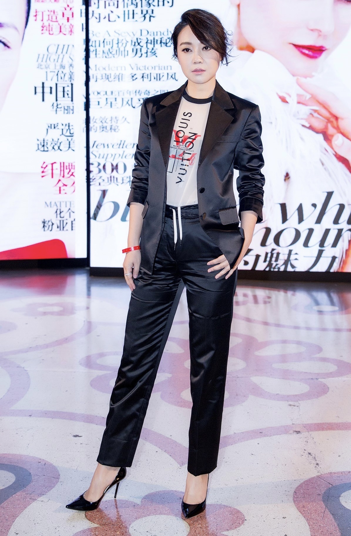 美女演员闫妮的高跟鞋美照