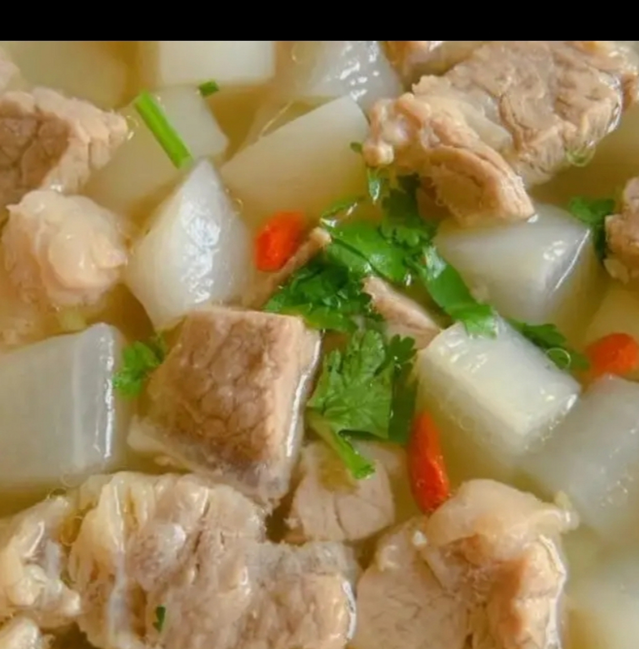 白萝卜牛肉汤  食材:白萝卜,牛肉,枸杞子,香菜碎,姜片.