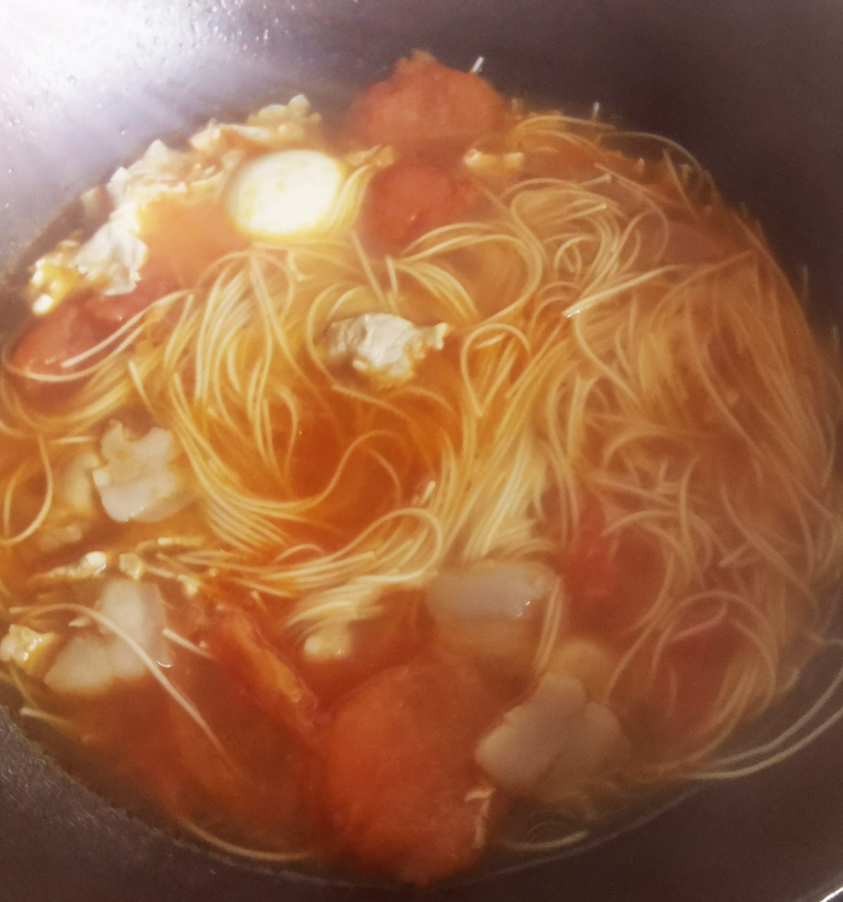 孩子从小吃到大的西红柿肉丝鸡蛋面,有荤有素有红有白.