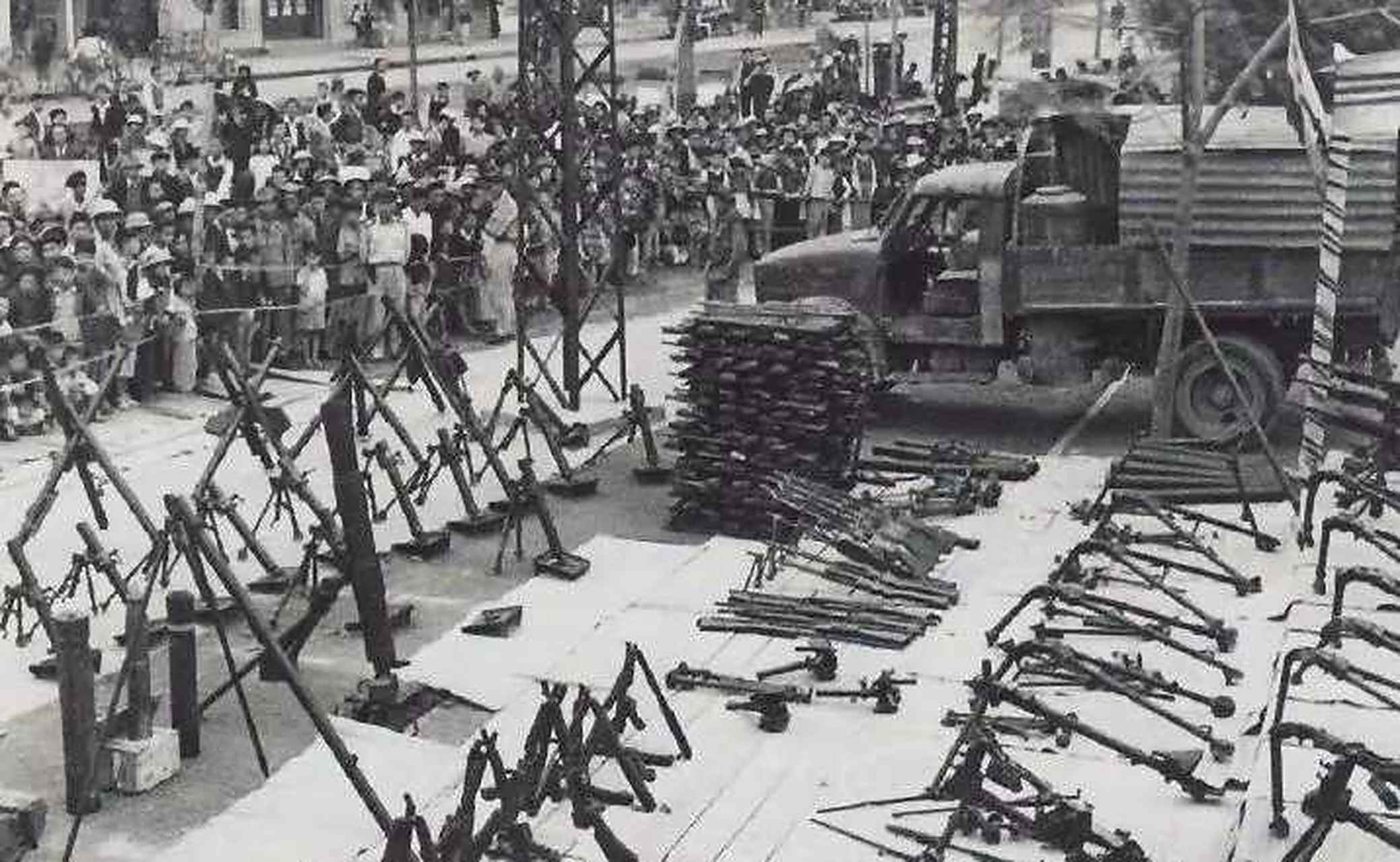 1952年法军在河内展出缴获的越军武器,有苏制嘎斯