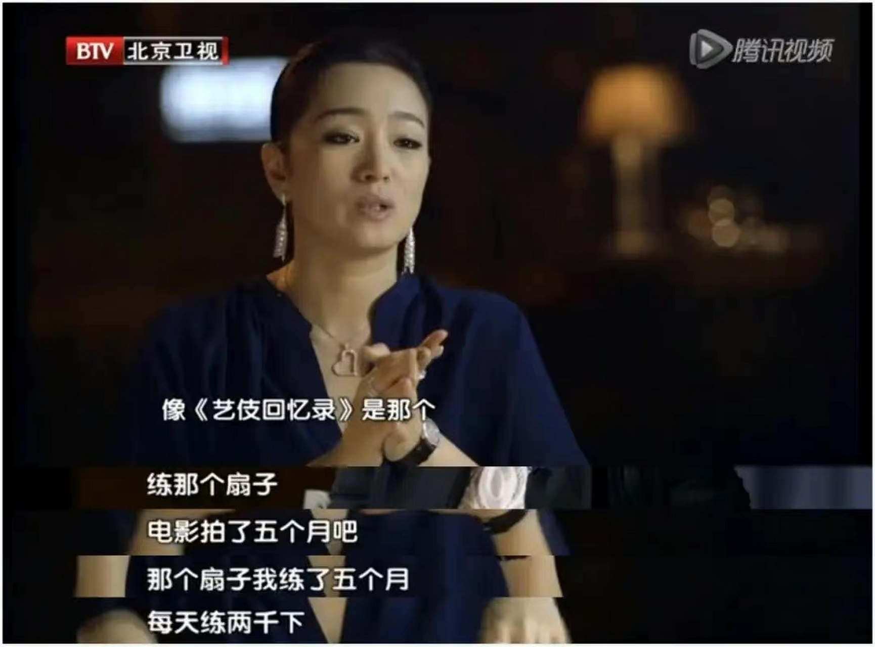 巩俐转扇子这一套的行云流水就算是隔再久看还是会被惊艳!