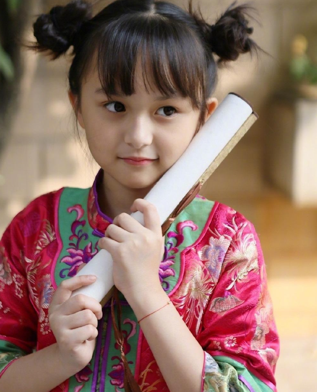 刘楚恬美出新境界,13岁已出落得倾国倾城,娱乐圈都在等待她变大