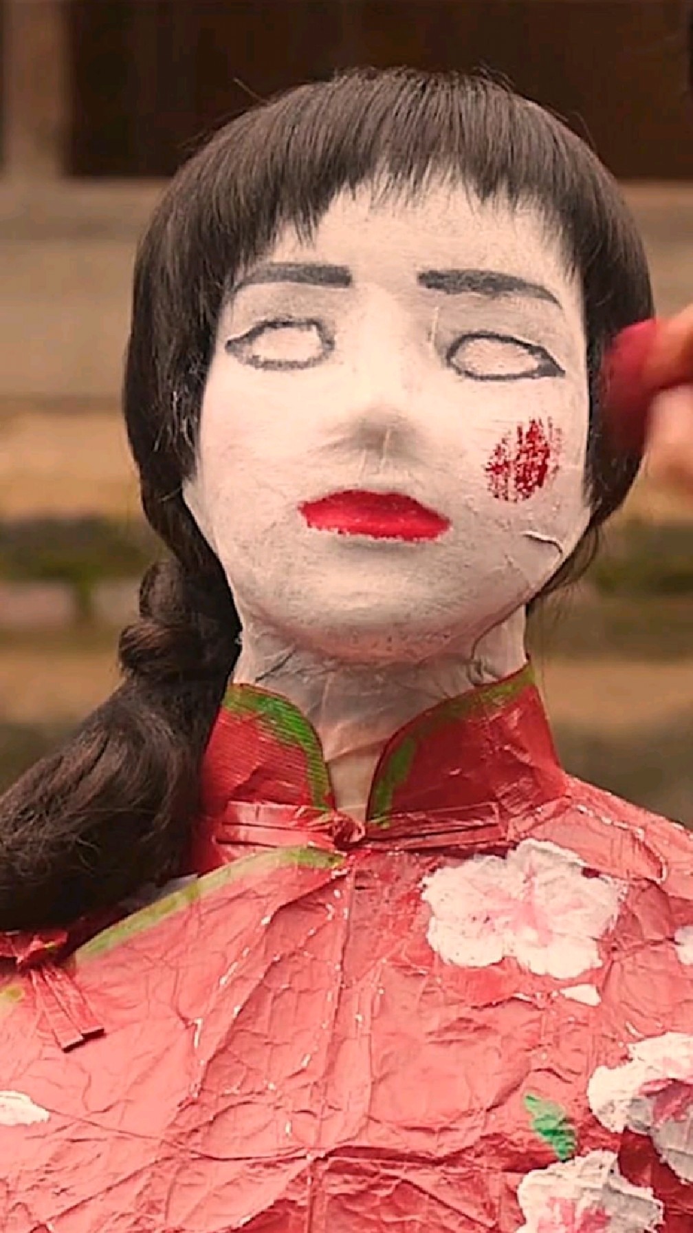 一个老光棍娶不着媳妇,找人扎了个纸人当媳妇,还每天抱着她睡 -度小视