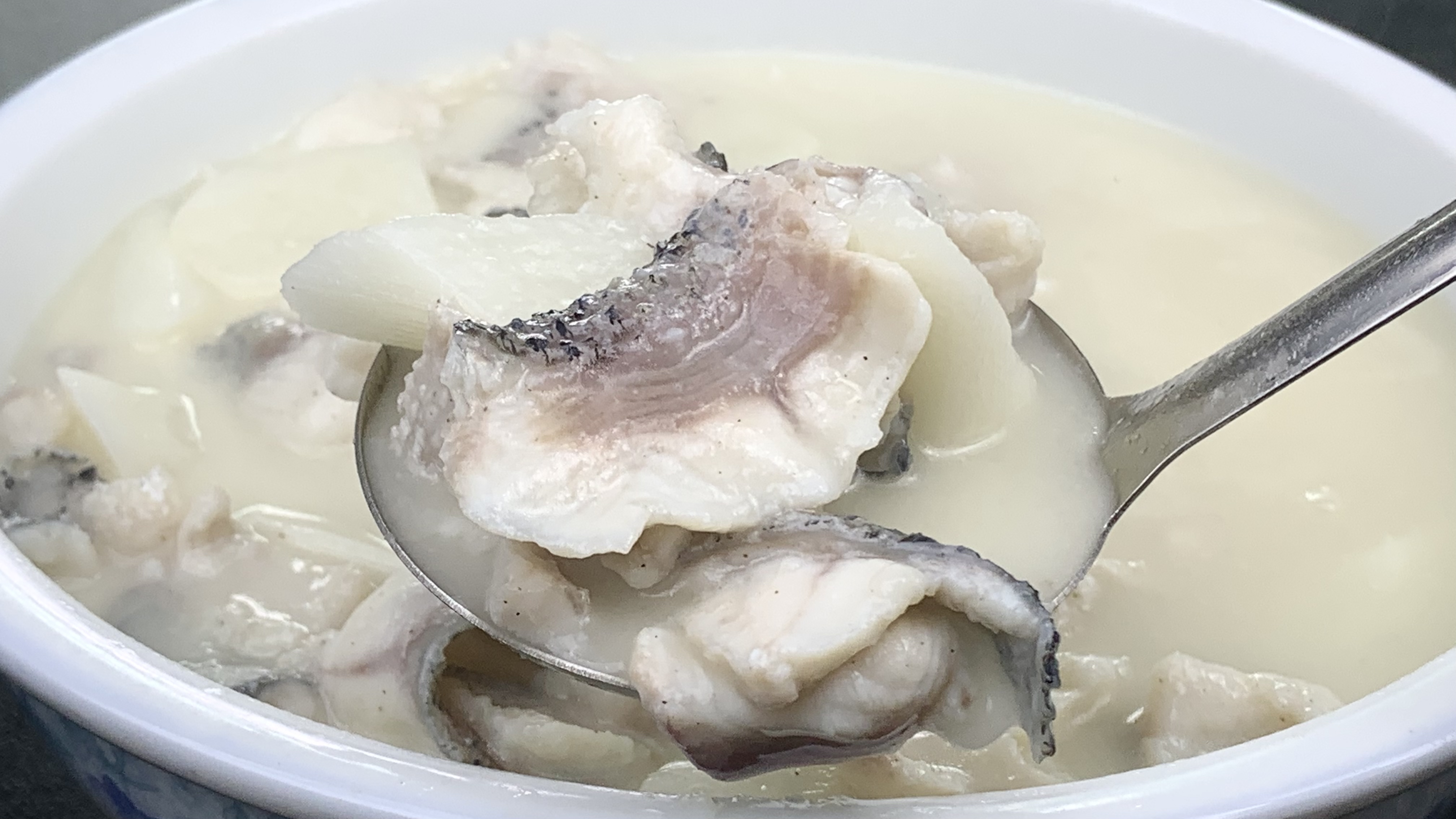 炖黑鱼汤时，牢记“2做1不放”的诀窍，鱼汤鲜香又白又浓，太香了