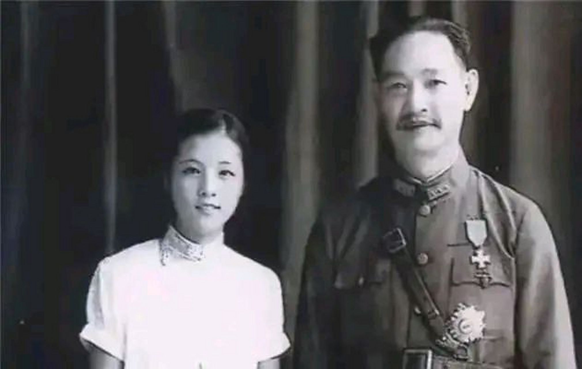 这是1938年,程潜和妻子郭翼青,一张罕见的留影,照片中的程将军虽年近