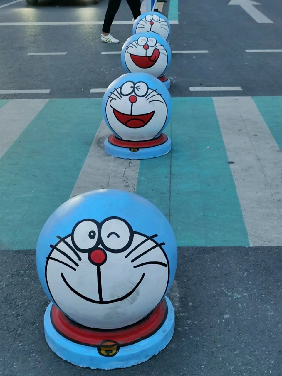网友:这可能是最好看的哆啦a梦石墩涂鸦了