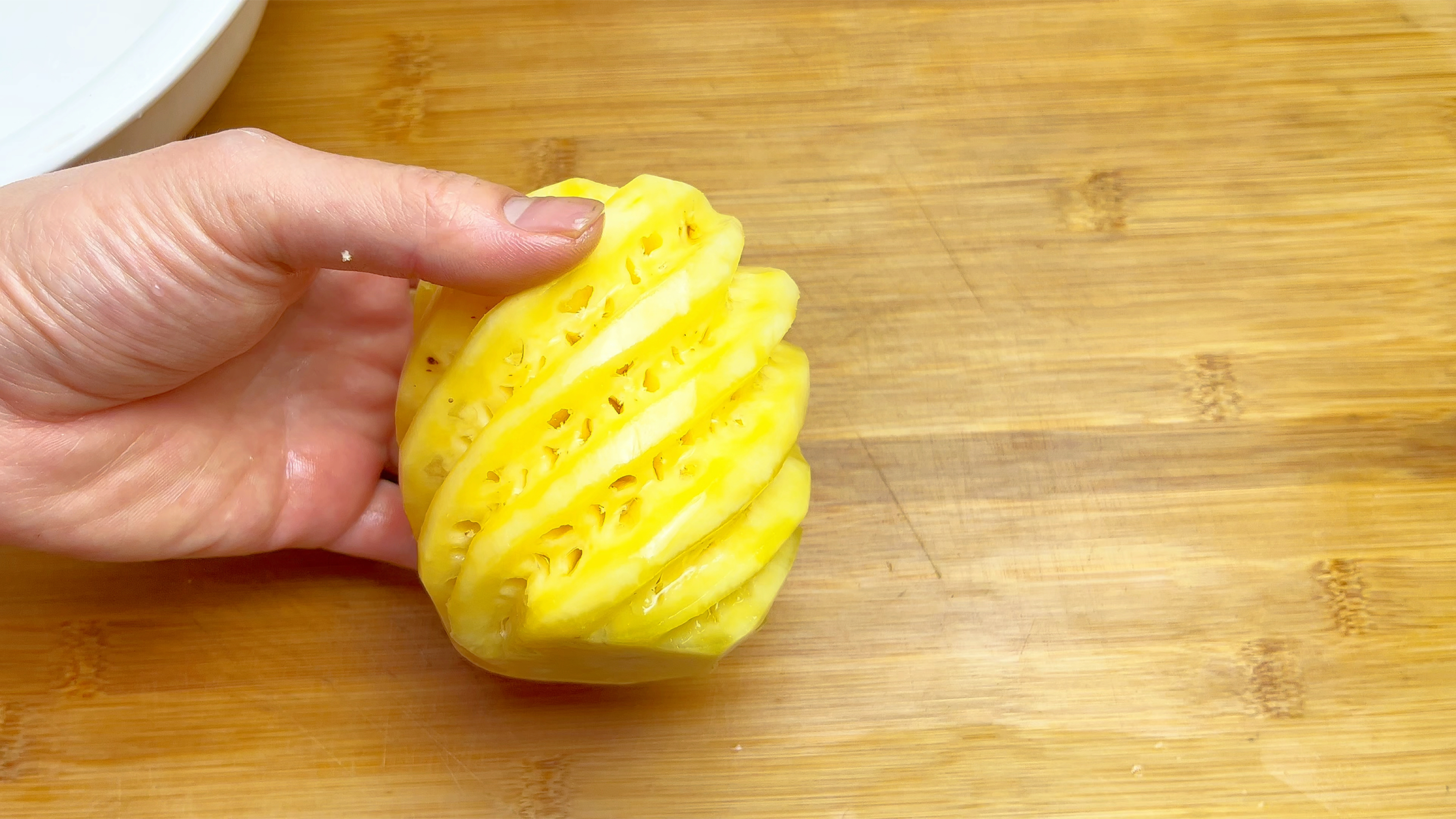 菠萝吃直接吃比较伤,胖江教你凉拌菠萝,开胃又减脂