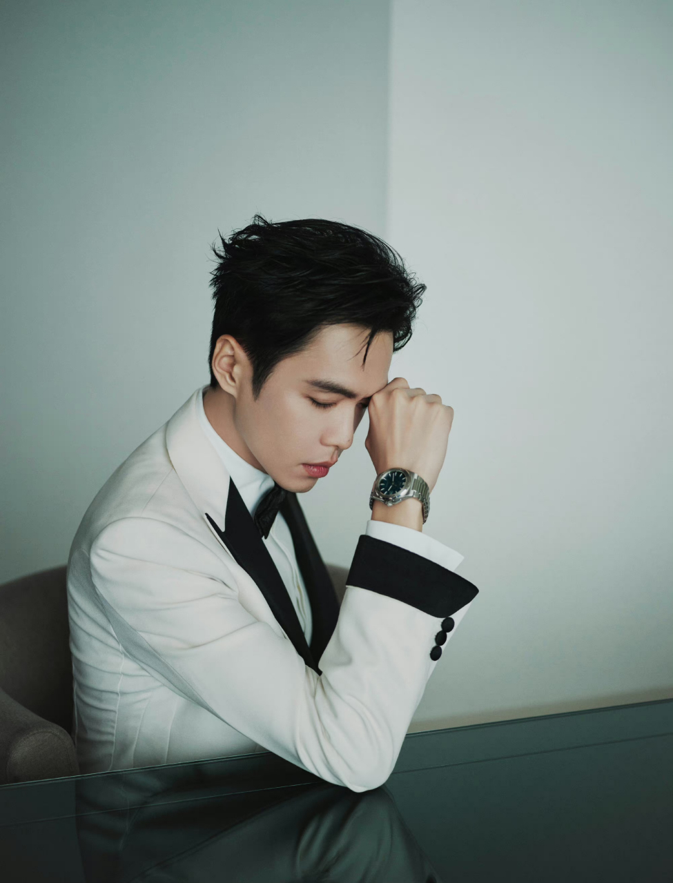 张若昀白马王子造型# 张若昀真的好帅啊,现实里的白马王子,和白巫装