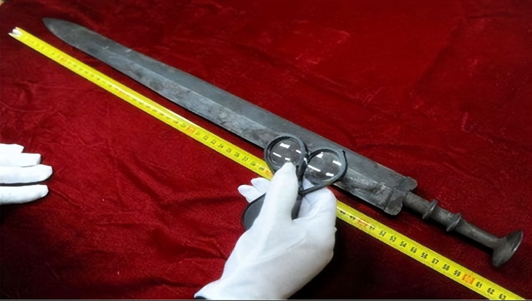 秦始皇兵马俑一号俑坑,一把被压弯超45度的青铜剑