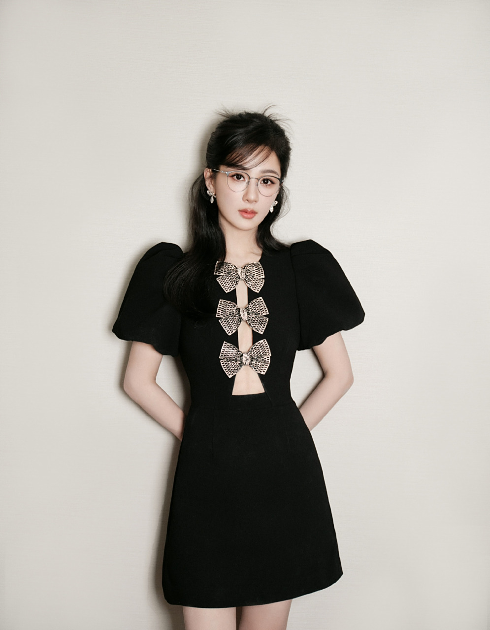 书卷气怎么样?戴眼镜的杨紫