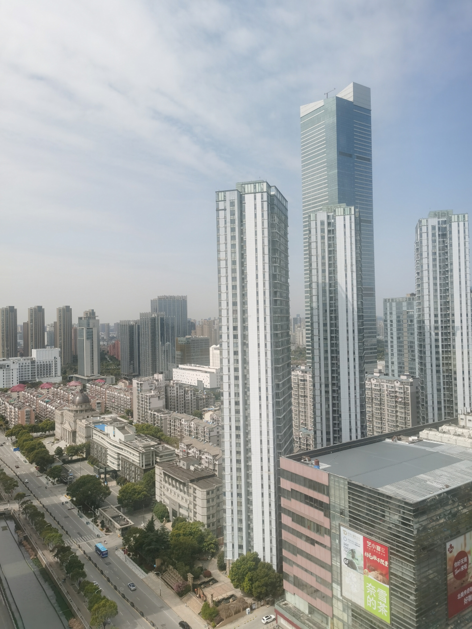 站在无锡恒威大厦28楼,看无锡第一高楼国金中心!