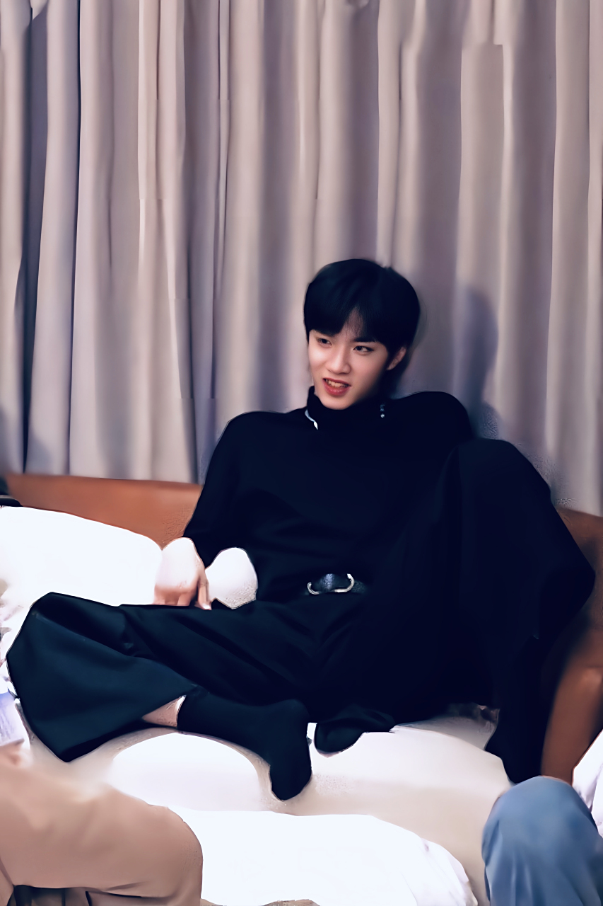 刘耀文这无处安放的大长腿,所以得这么放吗?