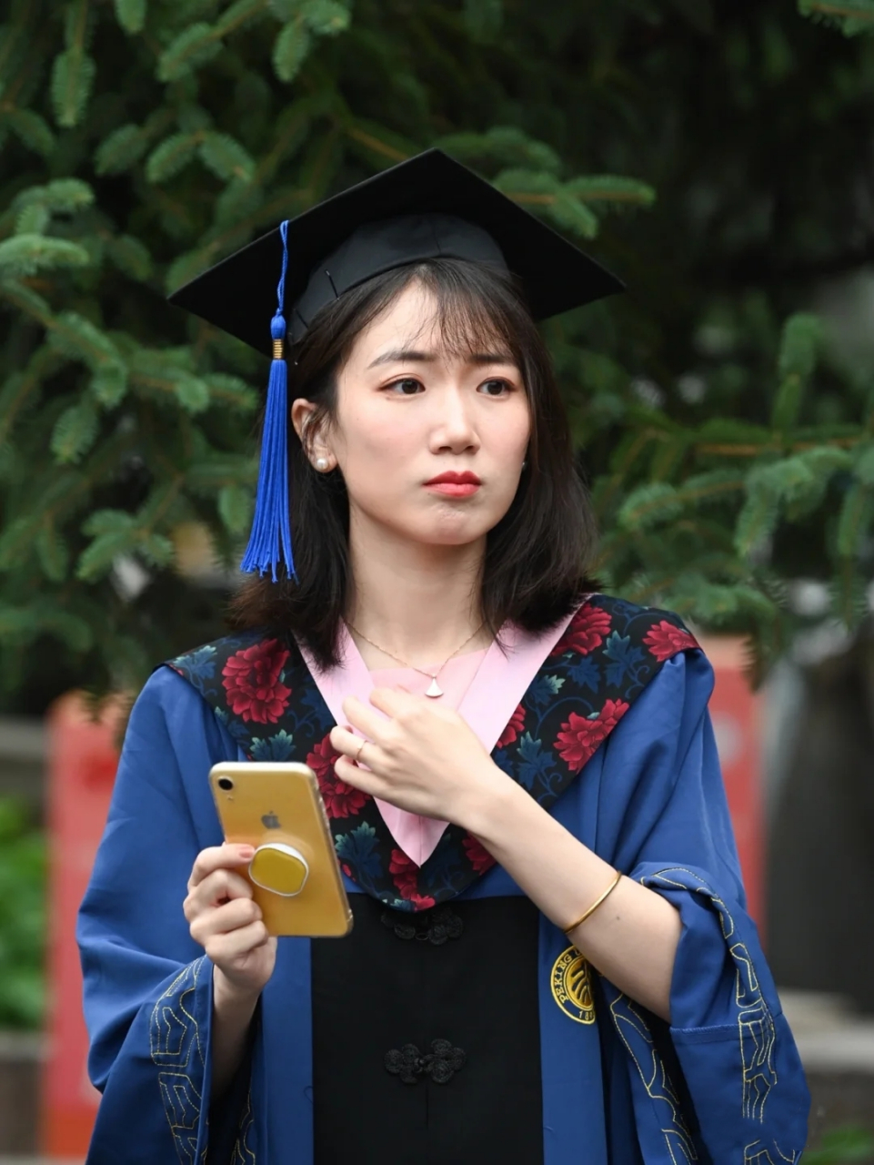 北京大学美女毕业生校园毕业照,在这样的#大学 校园里,穿什么都好看