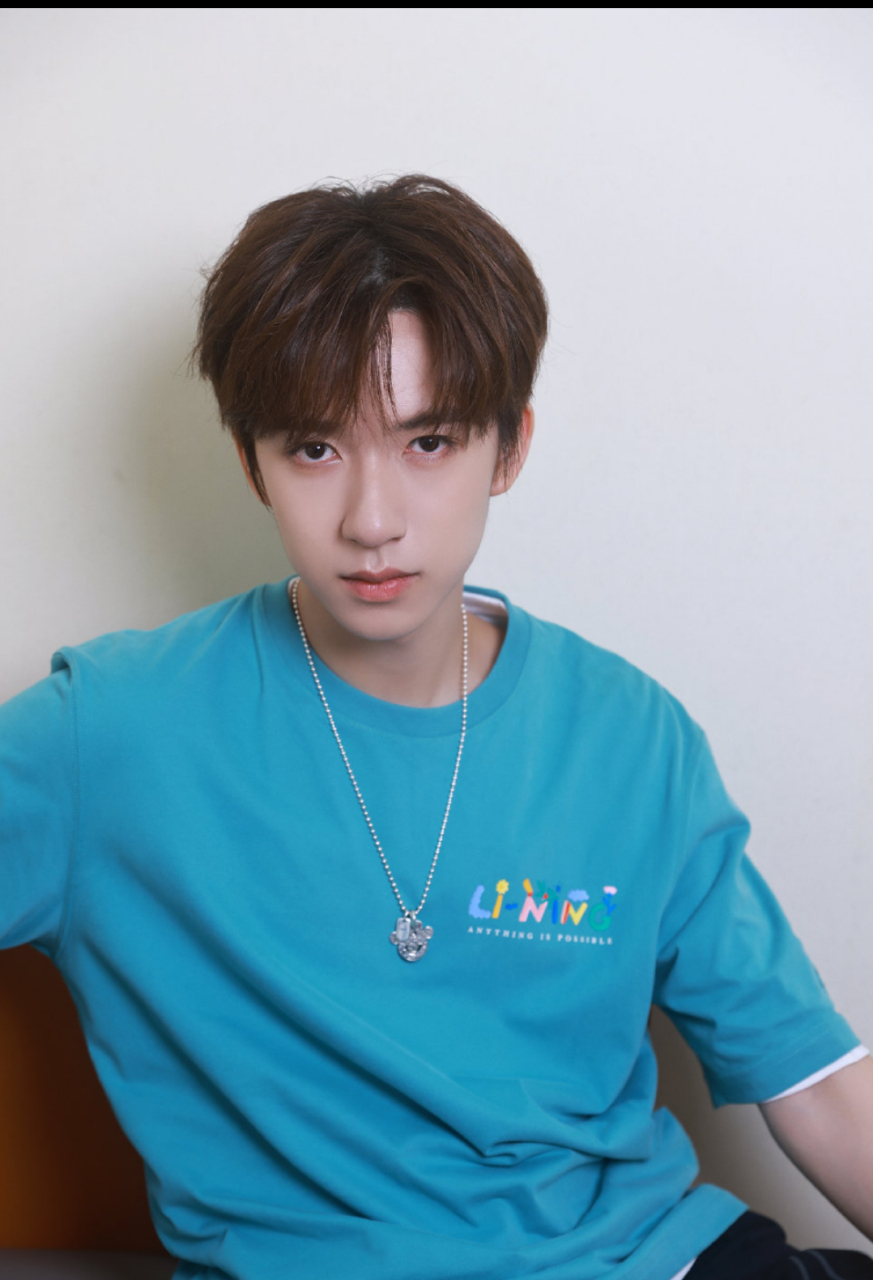 贺峻霖粉丝追到贺峻霖学校.