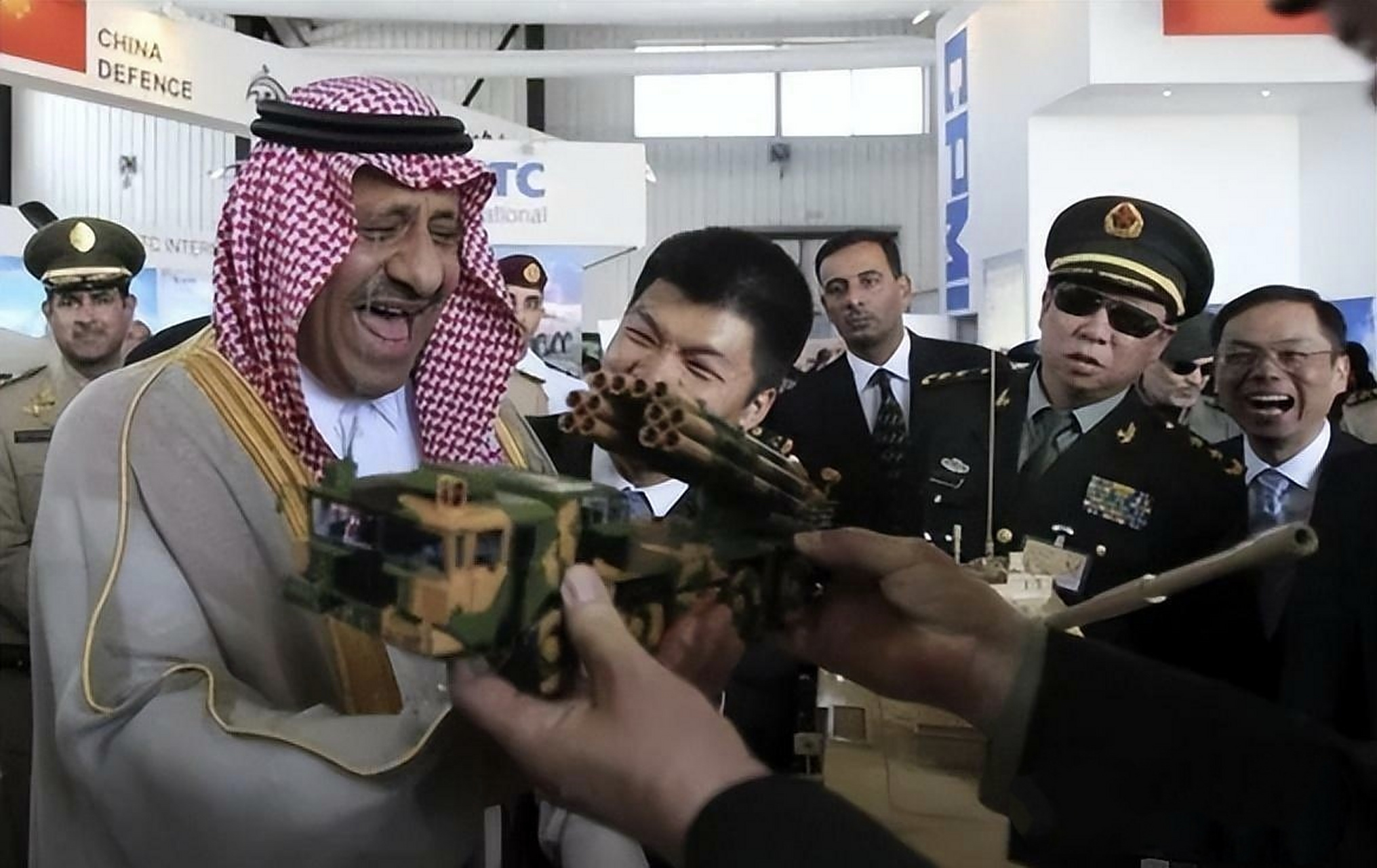 这是沙特皇室来我国买武器的景象,能看得出来沙特石油大亨看到武器