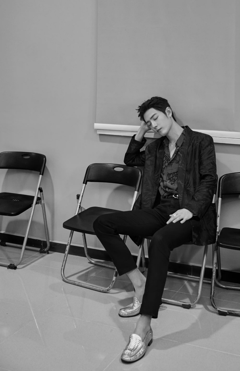 肖战的这身穿搭是不是有点痞帅#肖战