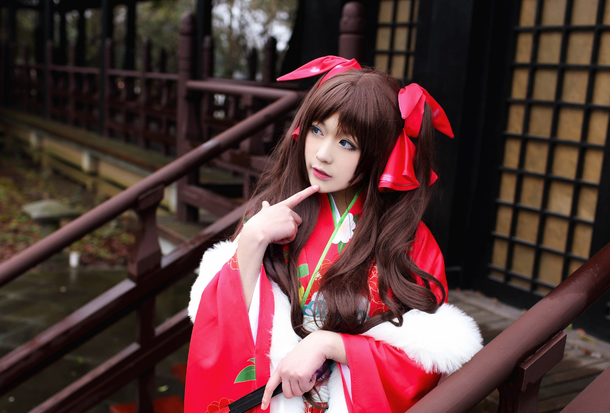 cosplay:阿尔托莉雅与远坂凛,两人穿着和服同框,人比花娇