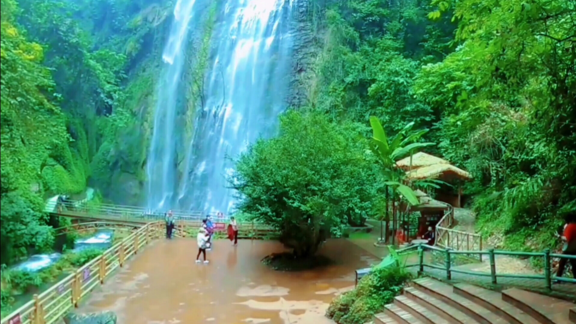 靖西市古龙山大峡谷景区,是一个集瀑布,溶洞,暗河的神奇大峡谷