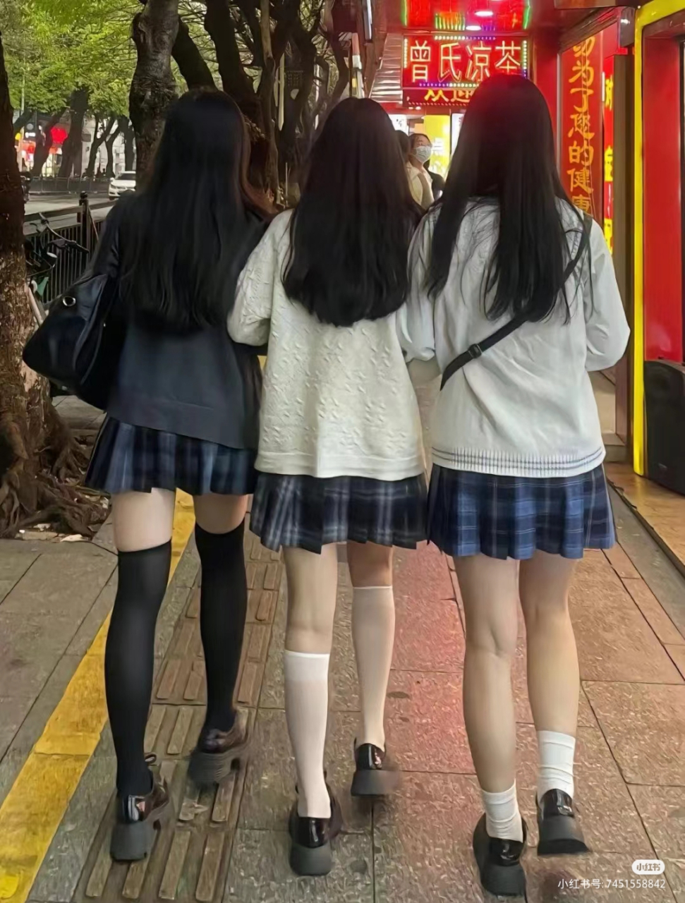 跟闺蜜一起逛街被别人拍了,还跟我说黑丝袜的那个闺蜜腿型最好看,我好