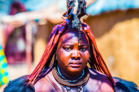 辛巴族一生都不洗澡:大多男性活不过15,施行一夫多妻仍面临灭族