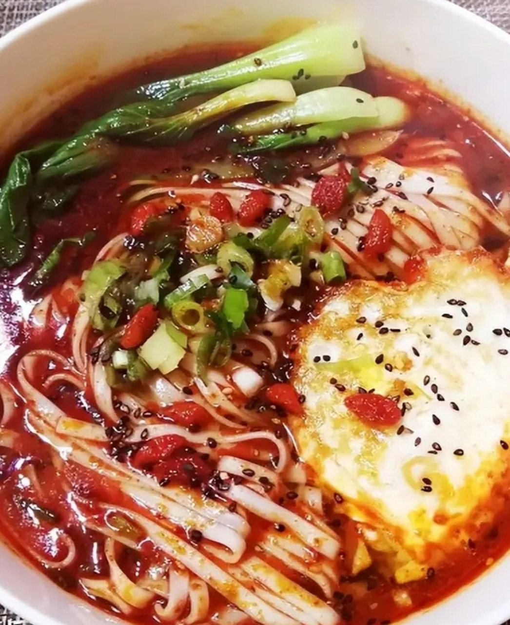 酸汤面  做法如下:  1:准备好挂面,鸡蛋,小油菜,鸡蛋和小油菜.