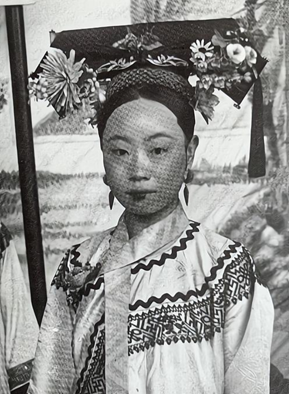 奕劻有12个女儿,皆被封为格格,照片中的三格格是侧福晋所生.