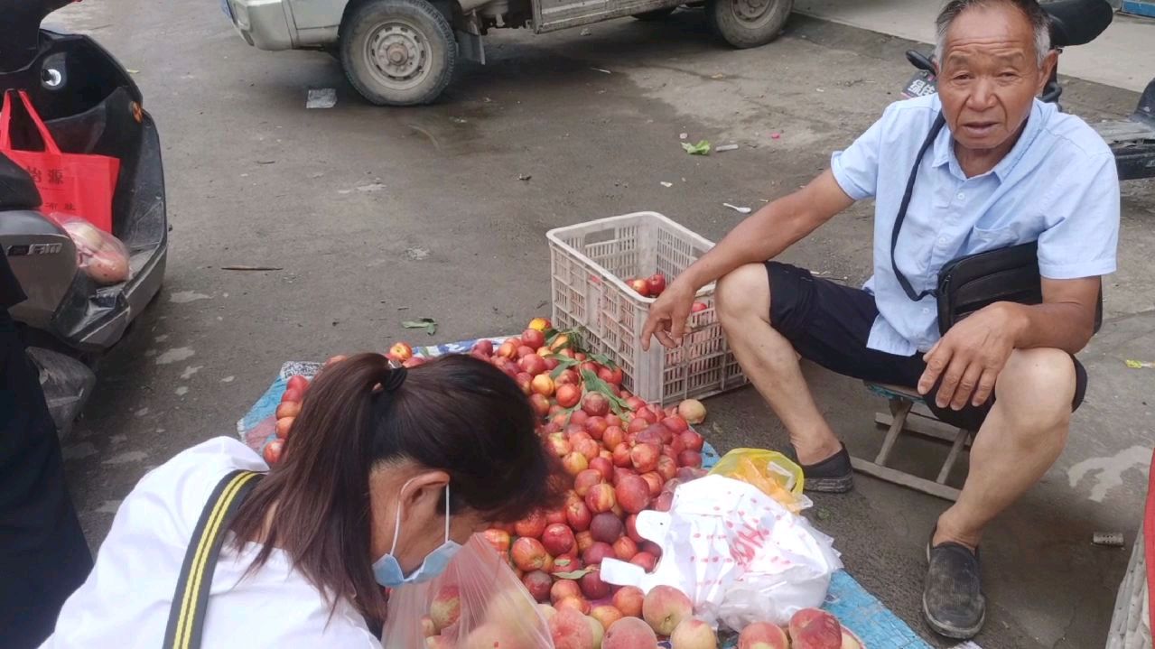 到商丘市虞城县,去赶农村大集,看集市上的桃子有便宜?