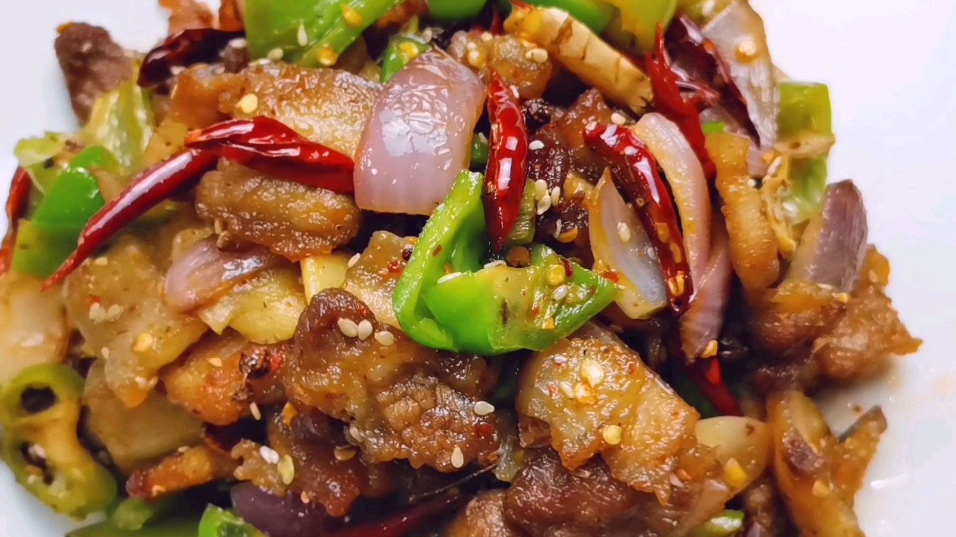 五花肉这样做外焦里嫩,麻辣爽口,一大盘不够吃