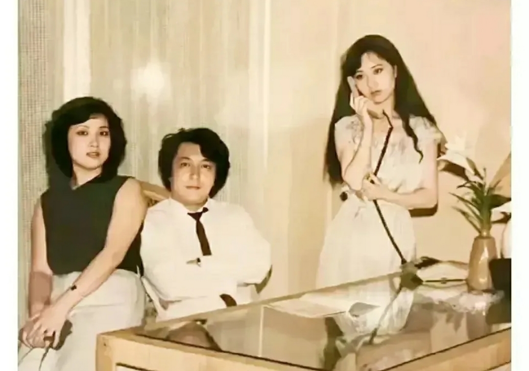 1985年,红楼梦剧组陈晓旭,邓婕和编剧周岭的一张罕见合影.
