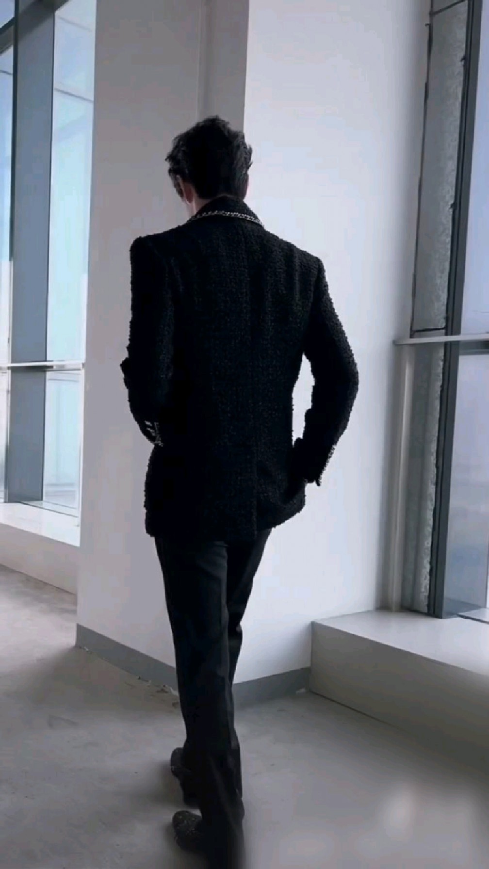 看帅哥吧!谁的后背如此好看?