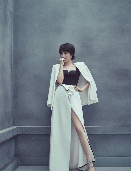 海清为《男人装》拍摄性感大片,深v造型狂秀身材,哪像中年妇女