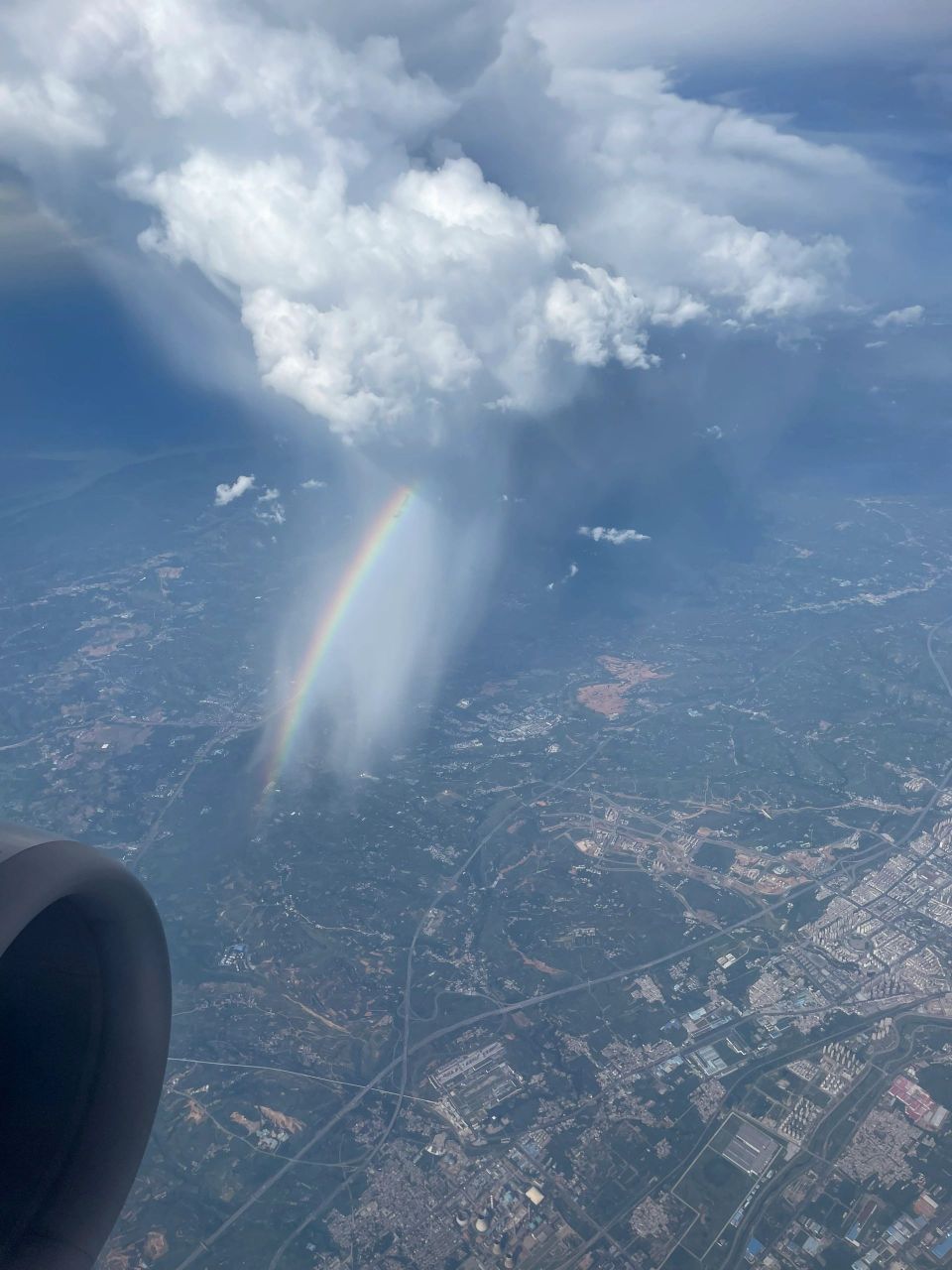 上看局部下雨~  以及第一次从飞机.上看到彩虹.
