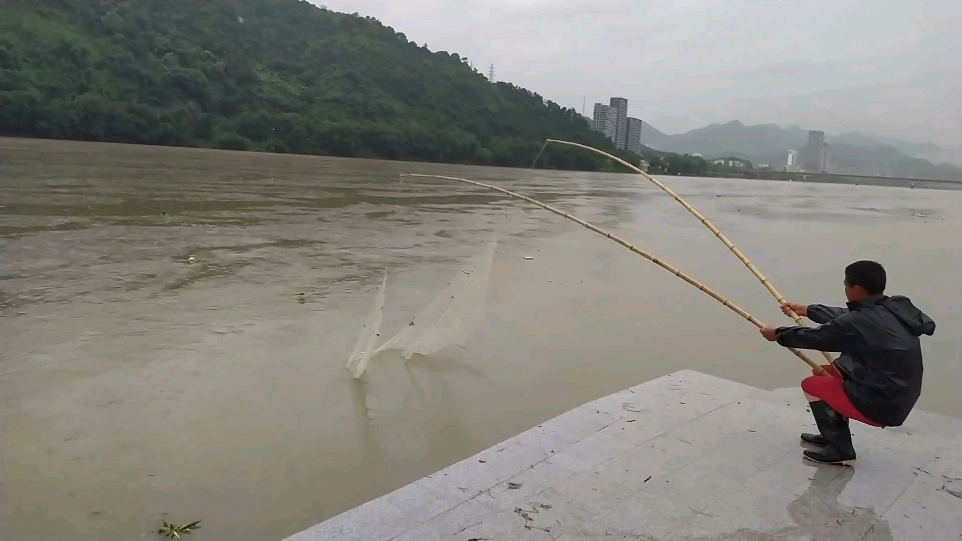 连续几天暴雨,江里的鱼都泛滥了?大叔穿着红裤衩就出来网鱼