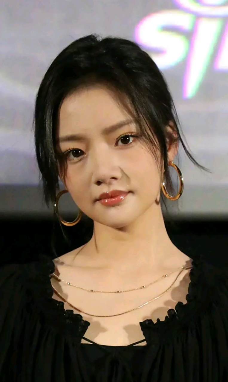 任敏今天发布会生图状态,身穿一身黑色连衣裙,很精致,很漂亮.