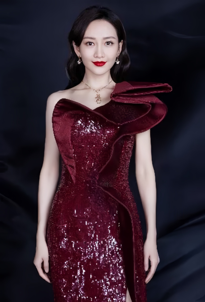 王鸥的身材真的非常性感,她穿着一条酒红色的闪亮裙子,看上去既高贵又