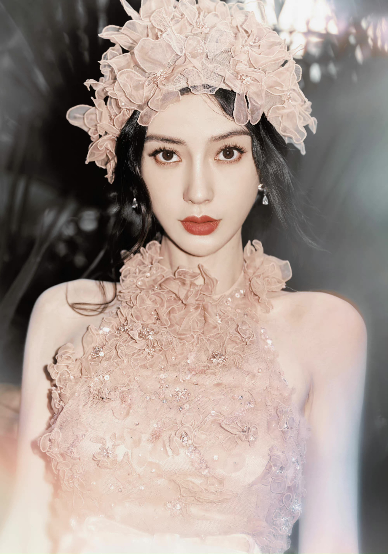 angelababy粉色花朵露背长裙,宛若花中仙子,自带魔法buff!