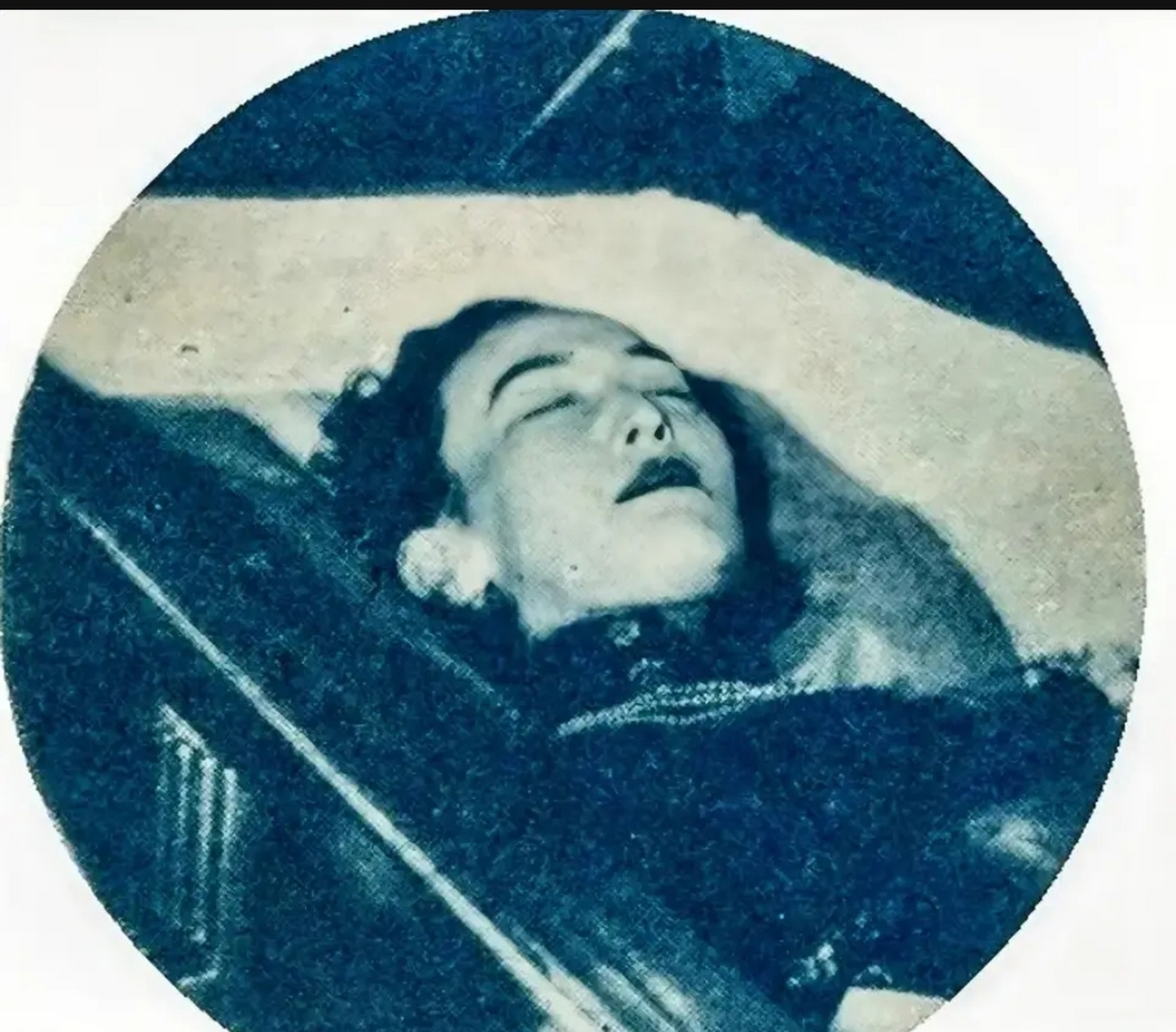 这是1957年9月,上海殡仪馆,周旋病逝后一张罕见的遗容,照片中的她身穿