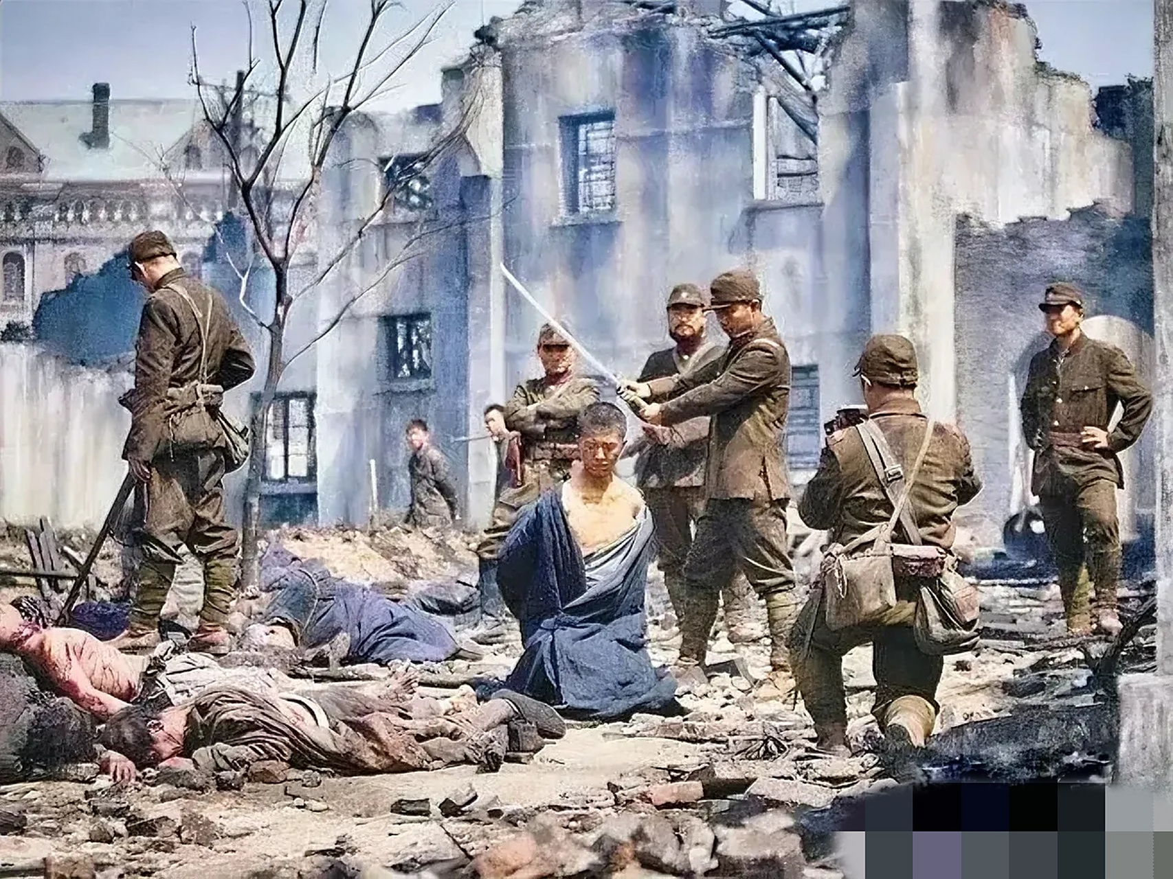 这是南京大屠杀日本记者拍下的照片,图片中遍地都是被残忍杀害百姓的