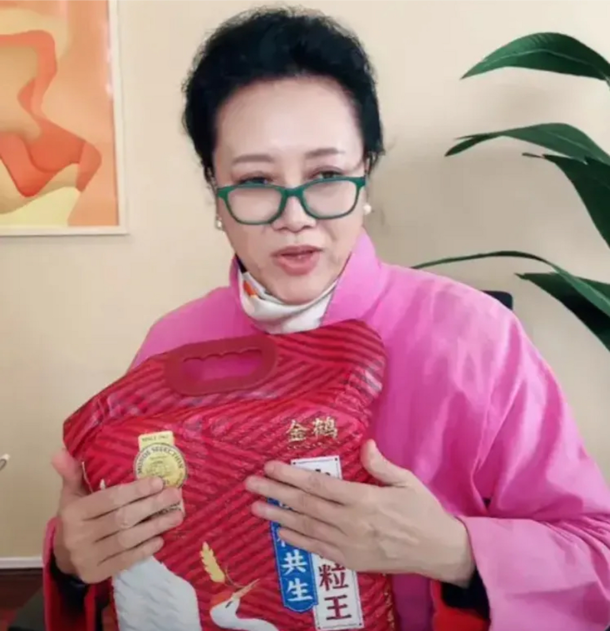 老戏骨王丽云也趟直播这趟浑水,被网友骂得体无完肤,按理说拍了这么多