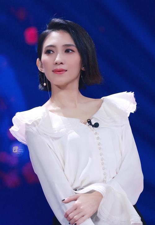 "音乐精灵"戴佩妮,笑容甜美,天生丽质,美艳动人,让人着迷