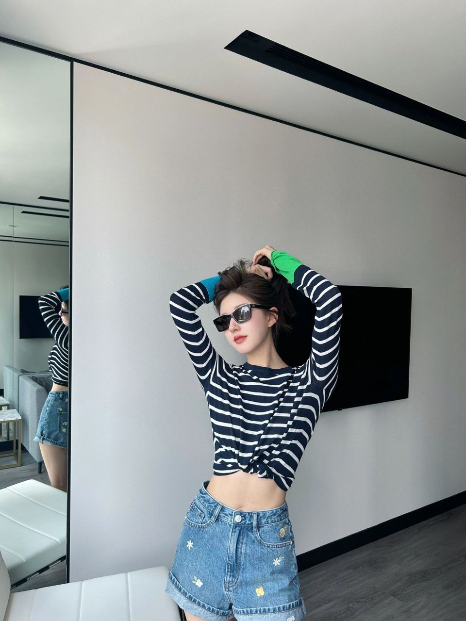 赵露思最新穿搭,身穿长袖条纹t恤搭配蓝色牛仔短裤整体造型时尚又百搭
