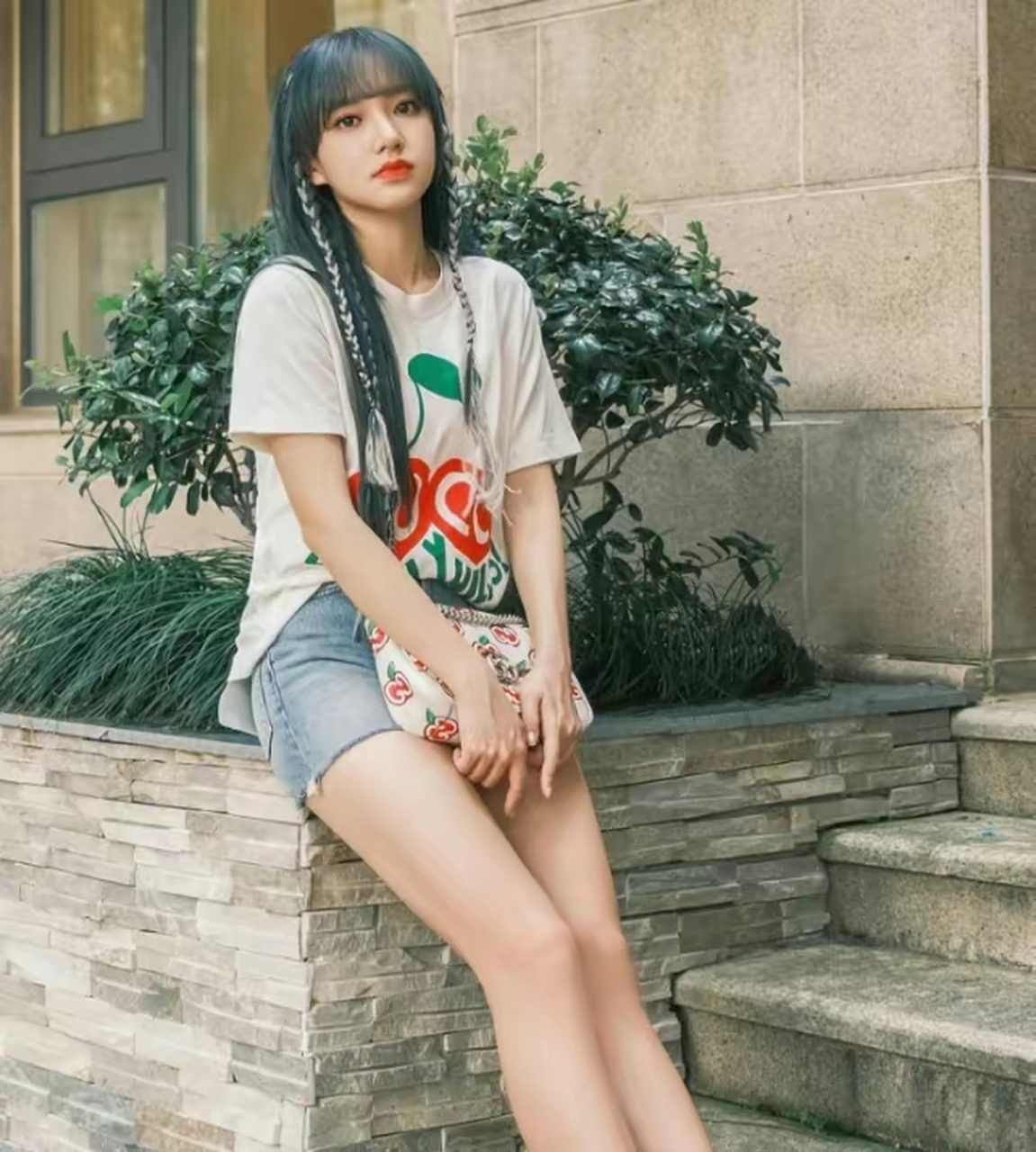 网友:"车厘子"的6厘米牛仔裤搭配白色短袖,程潇再现麻花少女